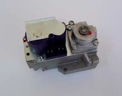Gasventil von Remeha mit zwei Zylindern, elektrischen Anschlüssen und metallischem Gehäuse, montiert auf einer flachen Unterlage.